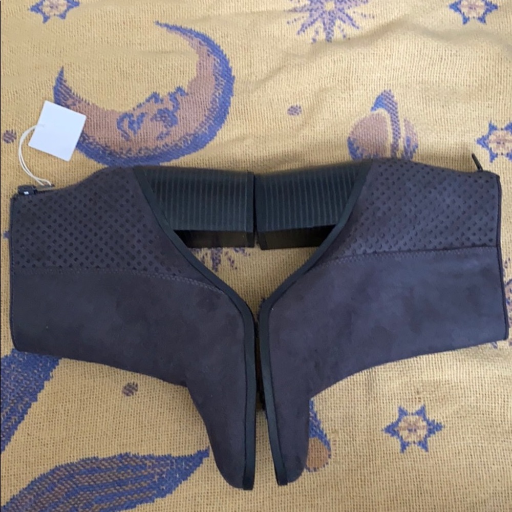 American Eagle small high top boots